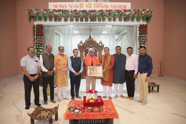 Pushpendra Kulshrestha visited at Vishv Umiyadham